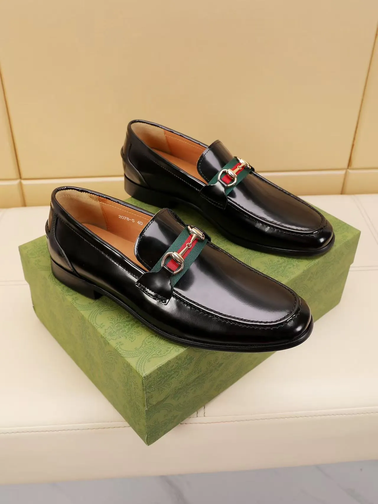 Men's men's shoes 💰440 🆘【GUCCI】Gucci ·🐂里· Hot-selling beanie shoes, top brand luxury, top quality, latest fashion beanie shoes.. The upper is made of original high mercerized smooth cow suede. (Full top-layer water-dyed 🐂 leather and lining). The original stylish and stylish soft rubber wear-resistant and non-slip outsole is light and comfortable on the foot, available in 2 colors! Matching code: 39-45 (38.46. Customized)